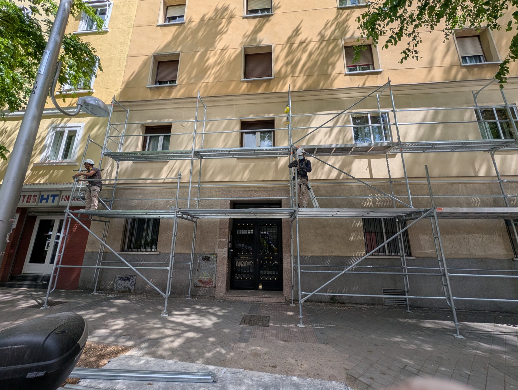 Andamio montado en la fachada de un edificio de viviendas en Madrid