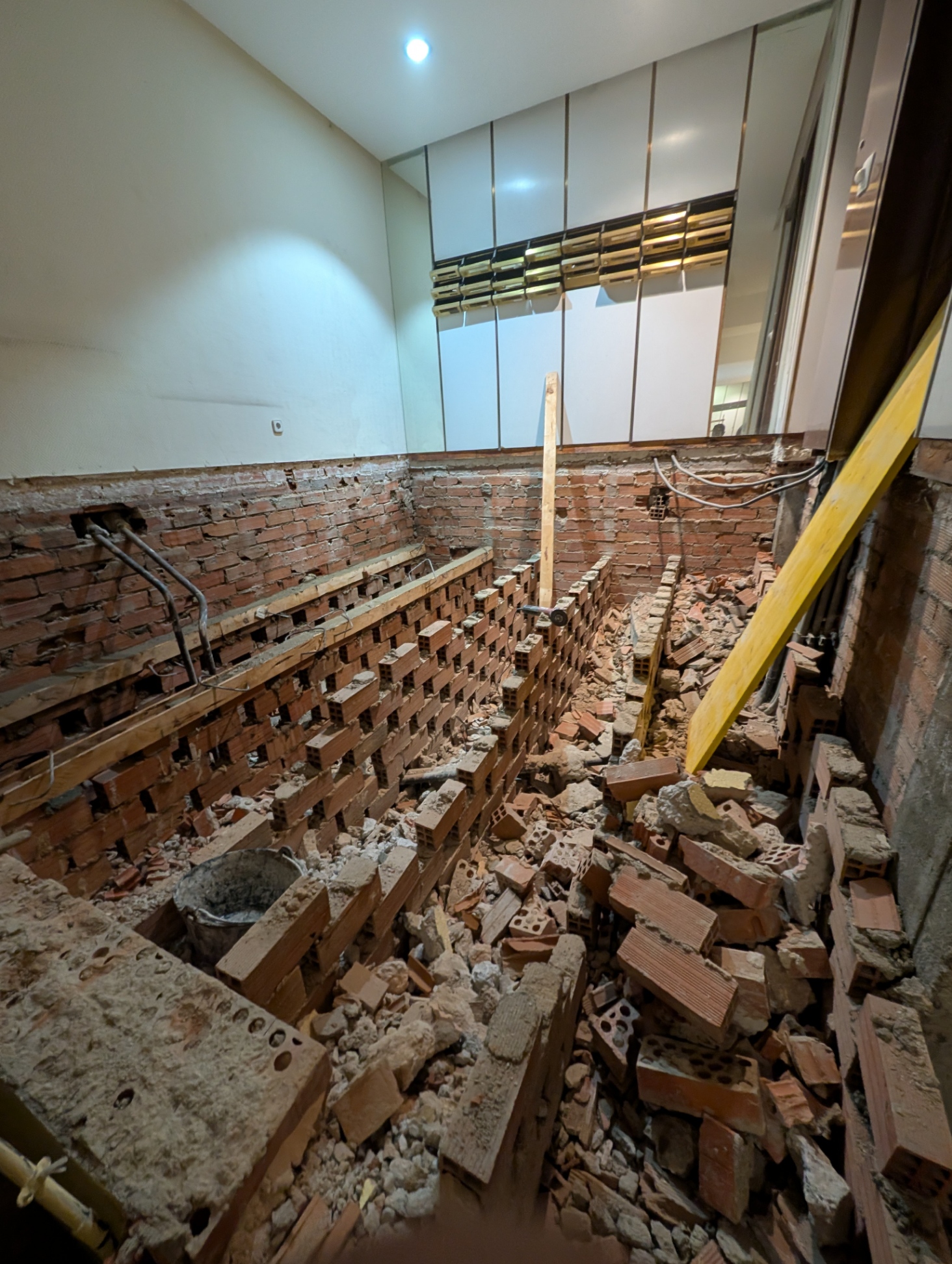 Portal en obra con sustitución de forjado de viguetas cerámicas en el barrio de Salamanca, Madrid