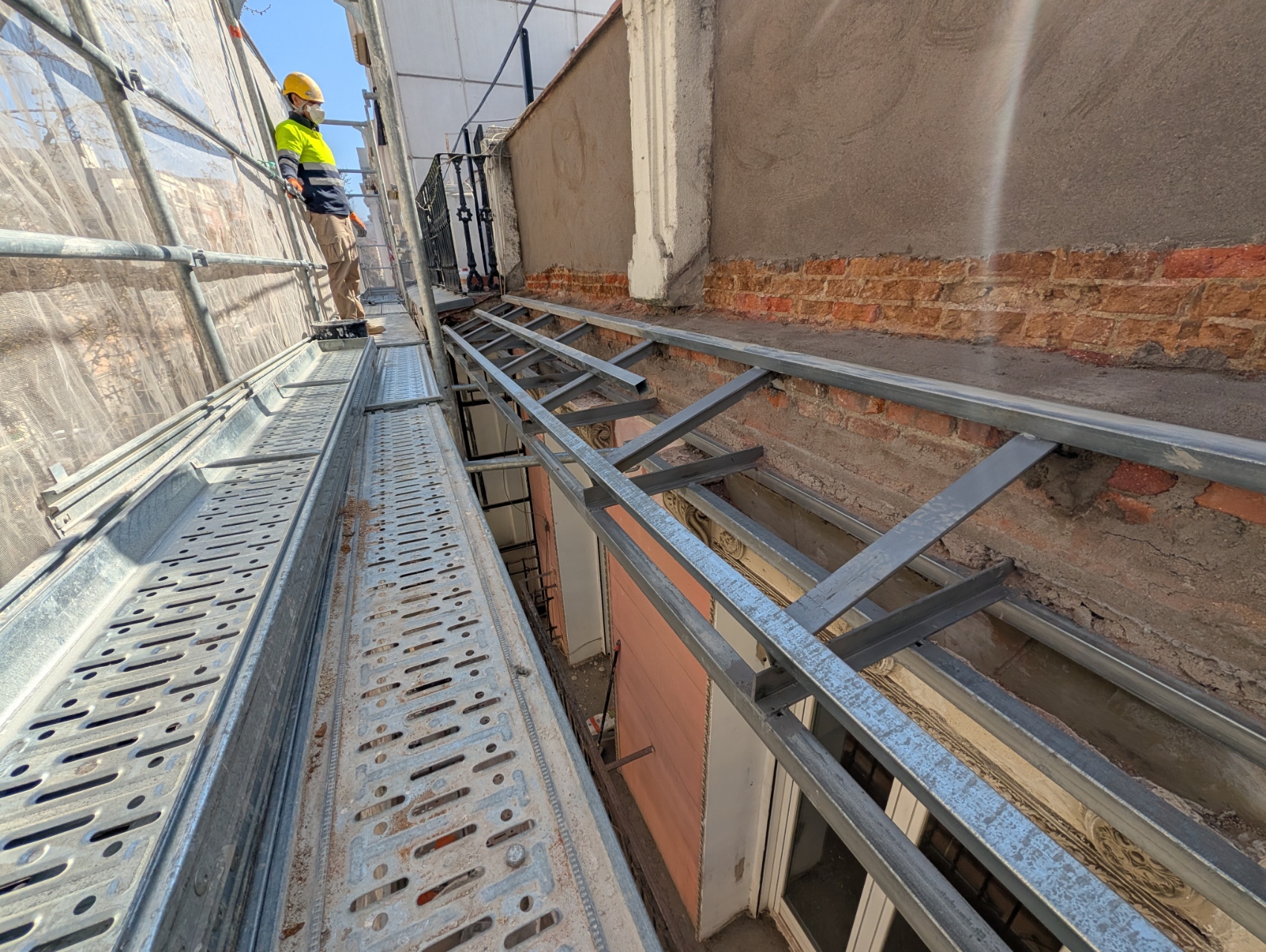 Detalle de perfilería HEB instalada sobre fábrica de ladrillo saneada en Chamberí
